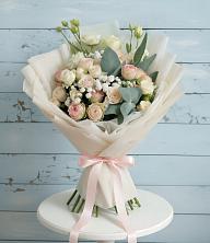 Букет цветов из:  Розы и Лизиантусы в Ивангороде