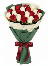 Букет Микс из красных и белых роз в Ивангороде