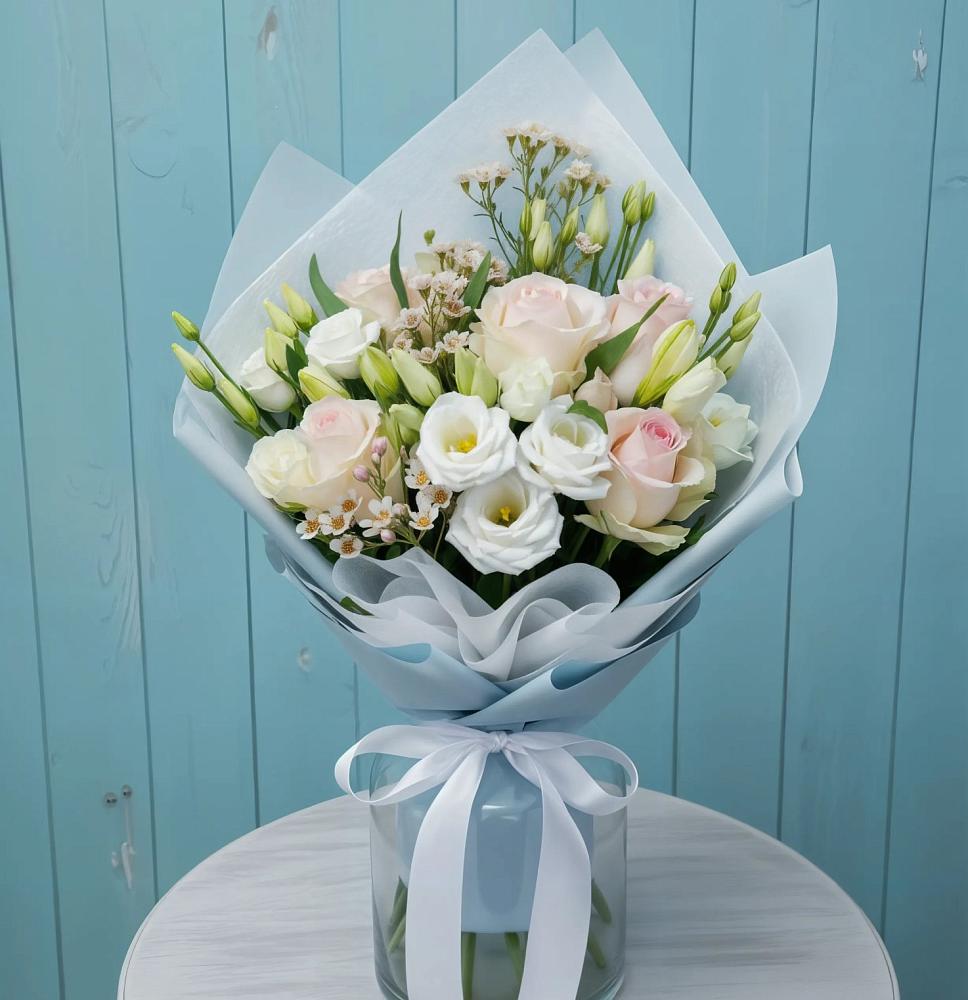 Букет цветов из: Розы и Лизиантусы в Ивангороде