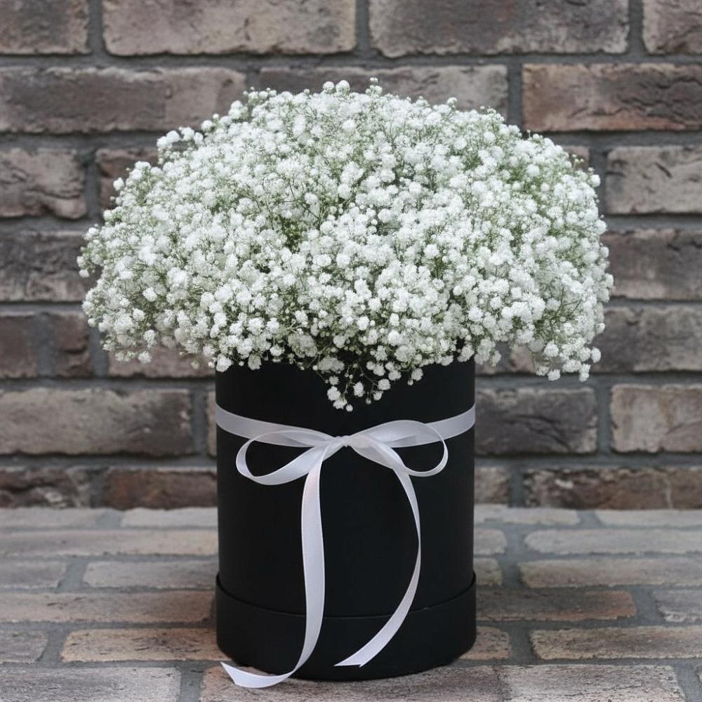 Цветочная композиция из Гипсофила в шляпной коробке в Ивангороде