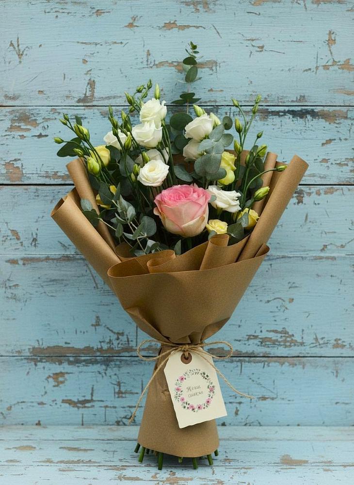 Букет цветов из: Розы и Лизиантусы в Ивангороде