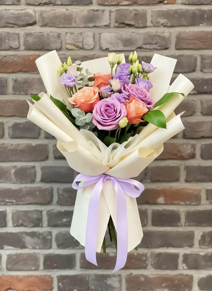 Букет цветов из: Лизиантусы и Розы в Ивангороде