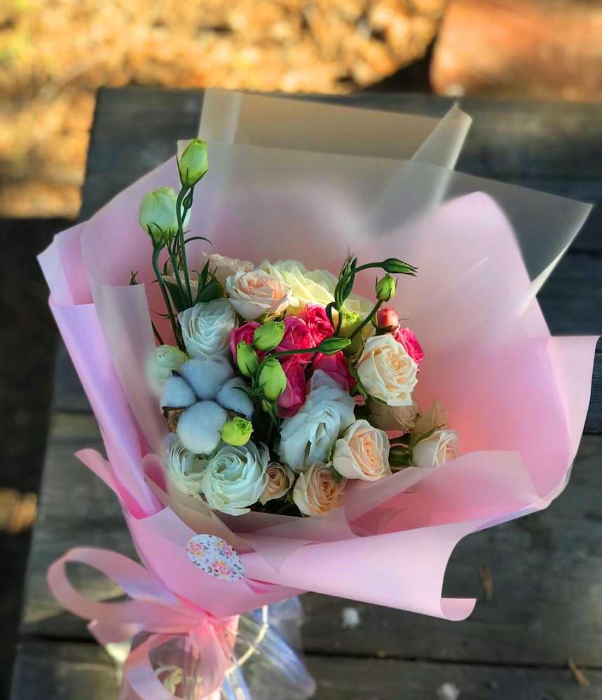 Букет цветов из: Розы и Лизиантусы в Ивангороде