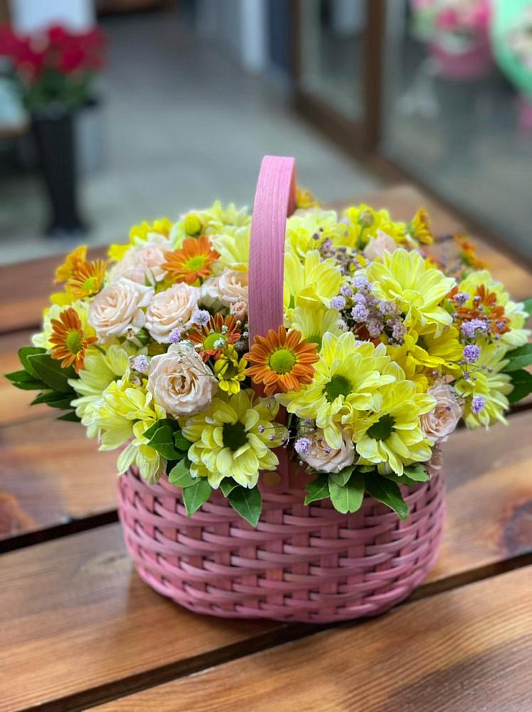 Цветочная композиция из Хризантемы и Розы в корзине в Ивангороде