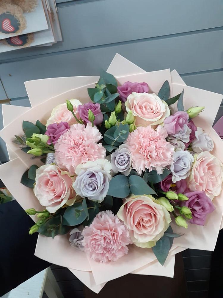 Букет цветов из: Розы, Гвоздики и Лизиантусы в Ивангороде