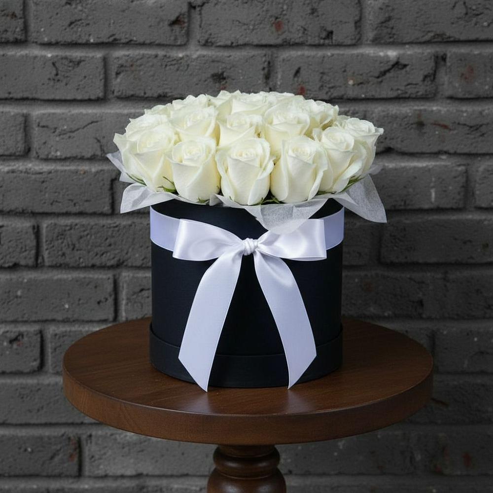 Цветочная композиция из Розы в шляпной коробке в Ивангороде