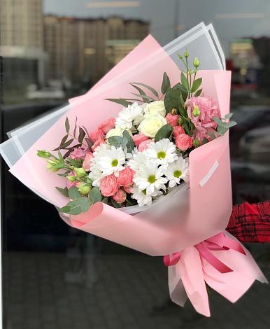 Букет цветов из: Розы, Лизиантусы и Хризантемы в Ивангороде