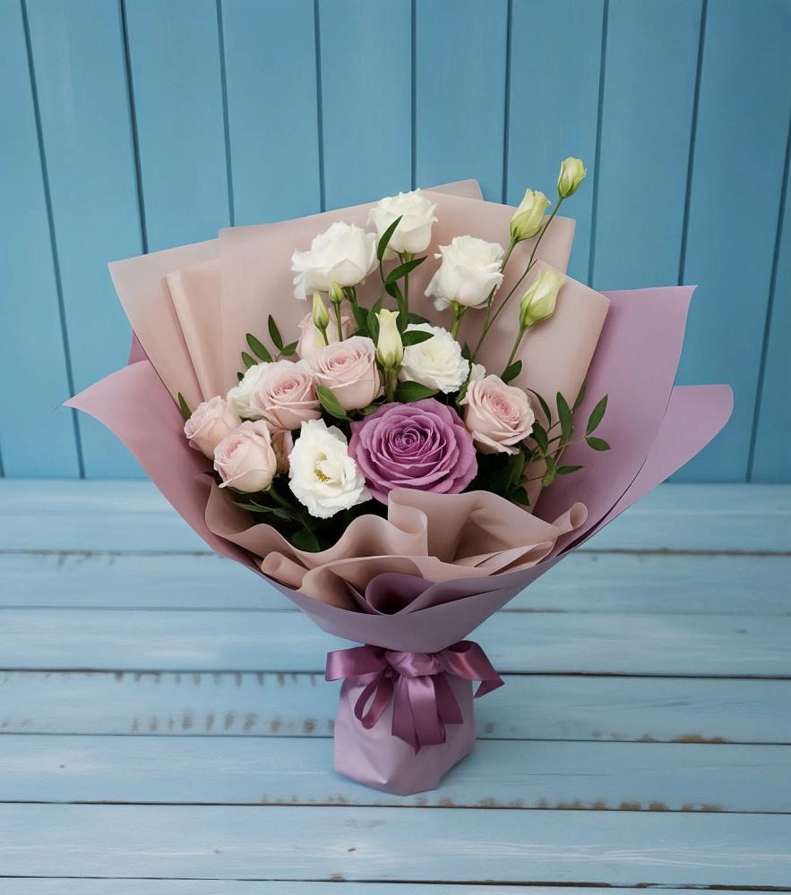 Букет цветов из: Розы и Лизиантусы в Ивангороде